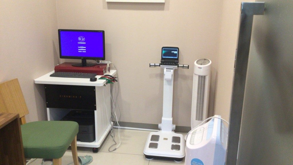 ▲検査室。肺活量や体重を確認します。