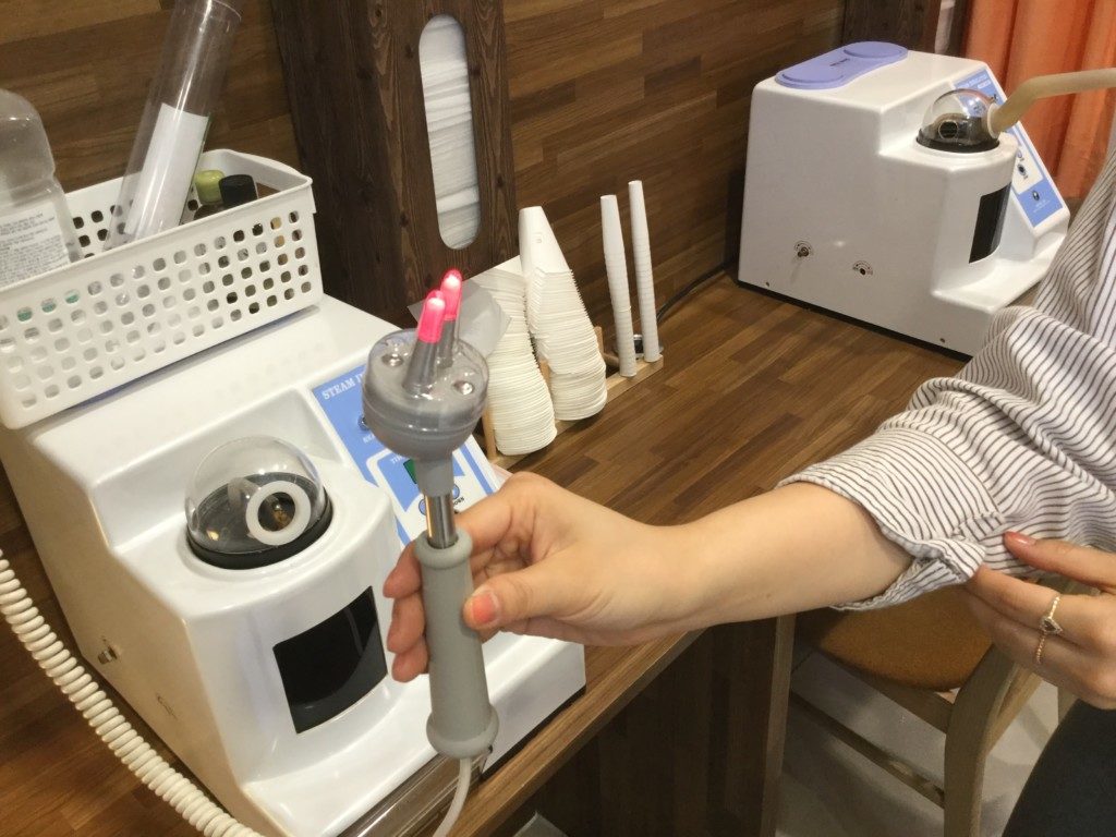 ▲レーザーにより鼻の細胞再生を行います。