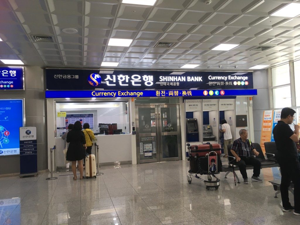 ▲1階と２階に新韓銀行があります。