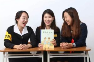 【甘川文化村】チョルスとヨンヒ・韓国レトロ学生服体験