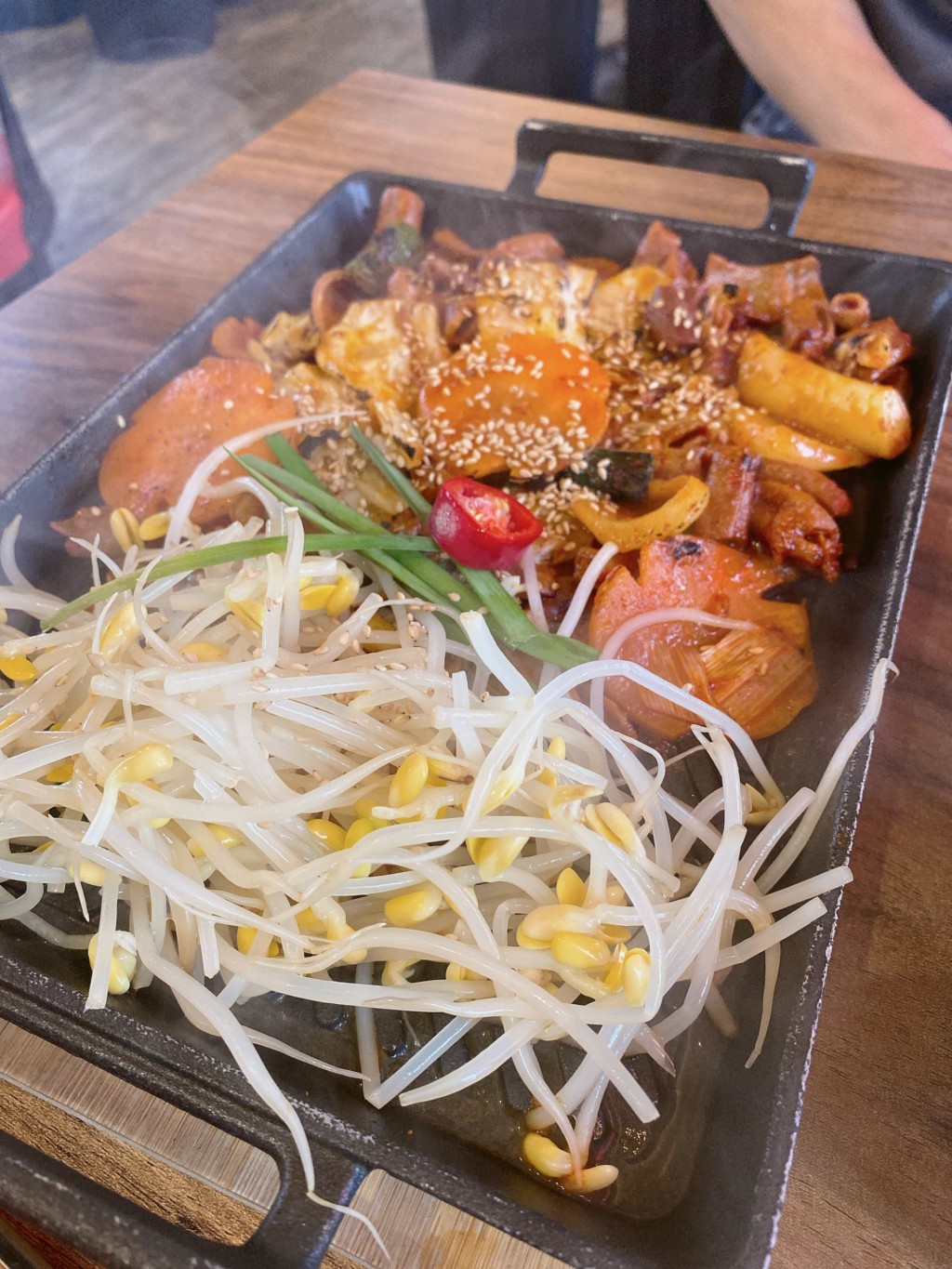 釜山グルメ鶏肉甘辛煮込み鍋